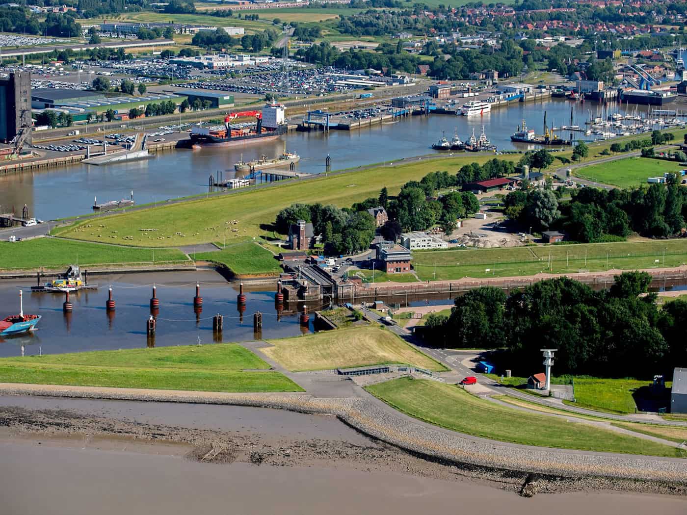 Am Borkumkai unweit der Getreidesilos (oben links) sollen die Kreuzfahrtschiffe künftig festmachen. (Archivbild)  / Foto: Hauke-Christian Dittrich/dpa