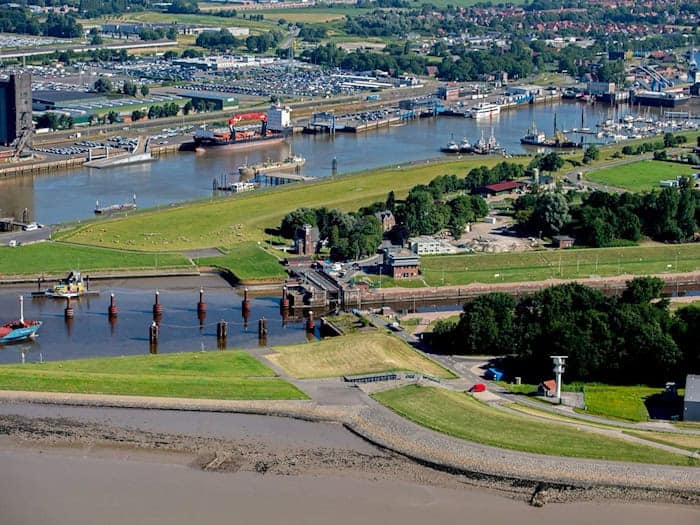 Am Borkumkai unweit der Getreidesilos (oben links) sollen die Kreuzfahrtschiffe künftig festmachen. (Archivbild)  / Foto: Hauke-Christian Dittrich/dpa