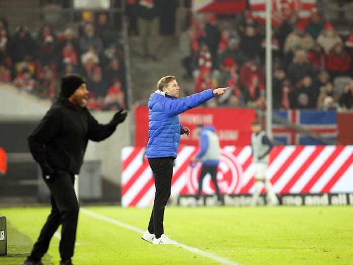Schon einmal Gegner in der zweiten Liga: Der neue Werder-Trainer Daniel Thioune und der frühere Werder-Trainer Florian Kohfeldt (r).  / Foto: Roland Weihrauch/dpa
