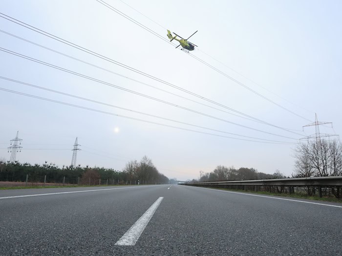 Wegen möglicher herabfallender Teile war die Autobahn während der Arbeiten gesperrt. / Foto: Christian Butt/dpa