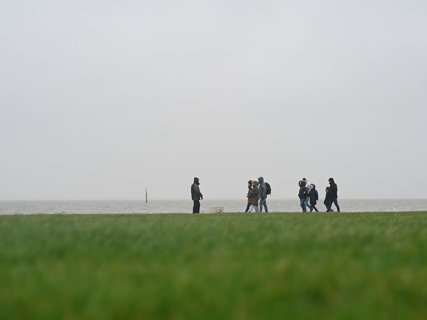 In Niedersachsen und Bremen müssen sich die Menschen am Mittwoch auf stürmische Böen und Regen einstellen. (Symbolbild) / Foto: Lars Penning/dpa
