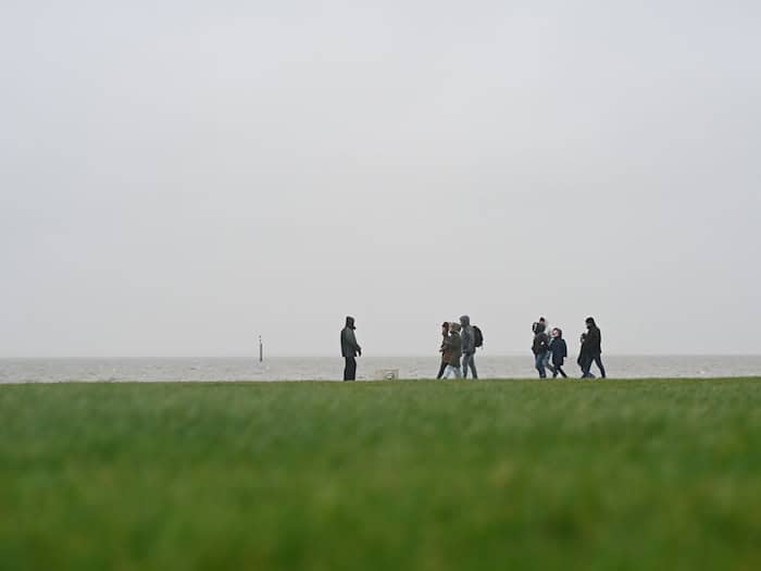 In Niedersachsen und Bremen müssen sich die Menschen am Mittwoch auf stürmische Böen und Regen einstellen. (Symbolbild) / Foto: Lars Penning/dpa