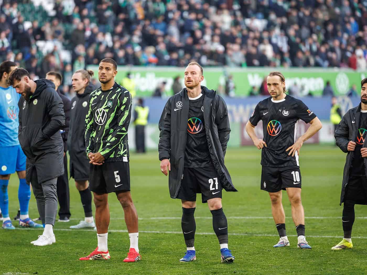 Der Abstieg droht: Die Spieler des VfL Wolfsburg nach dem 0:1 gegen Werder Bremen. / Foto: Andreas Gora/dpa