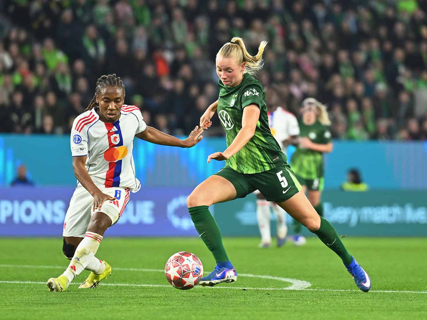 Ella Peddemors (r) kämpfte wie ihre Teamkolleginnen bis zum Schluss. / Foto: Swen Pförtner/dpa