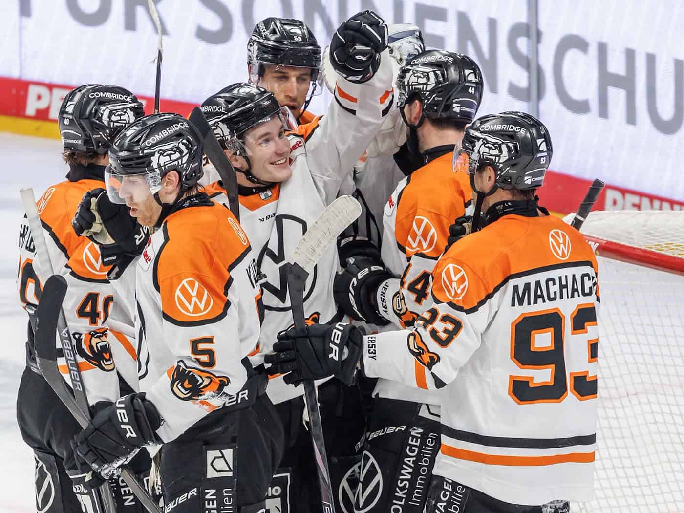 Grizzlys Wolfsburg geht in der Playoff-Serie gegen Schwenningen in Führung. / Foto: Andreas Gora/dpa