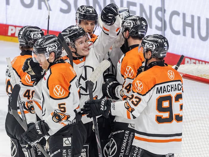 Grizzlys Wolfsburg geht in der Playoff-Serie gegen Schwenningen in Führung. / Foto: Andreas Gora/dpa