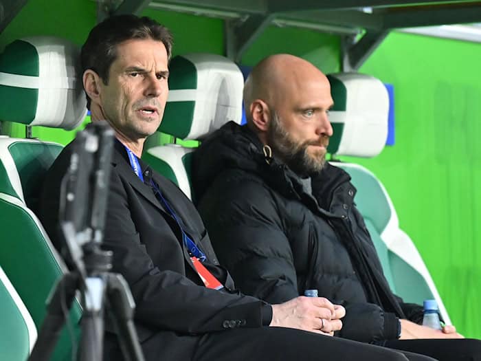Sportchef Ralf Kellermann (li.) und Trainer Stephan Lerch: Wolfsburg enttäuscht gegen Union. (Archivbild) / Foto: Swen Pförtner/dpa