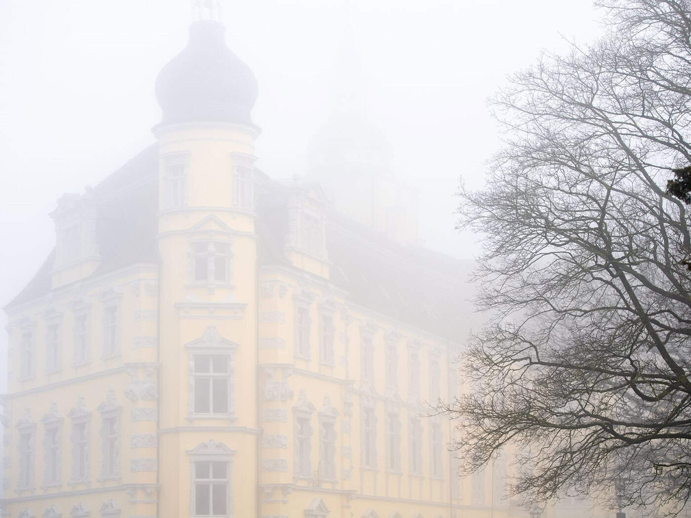 Der Start ins Wochenende wird in Niedersachsen und Bremen noch trüb und wolkenverhangen. (Archivbild) / Foto: Hauke-Christian Dittrich/dpa