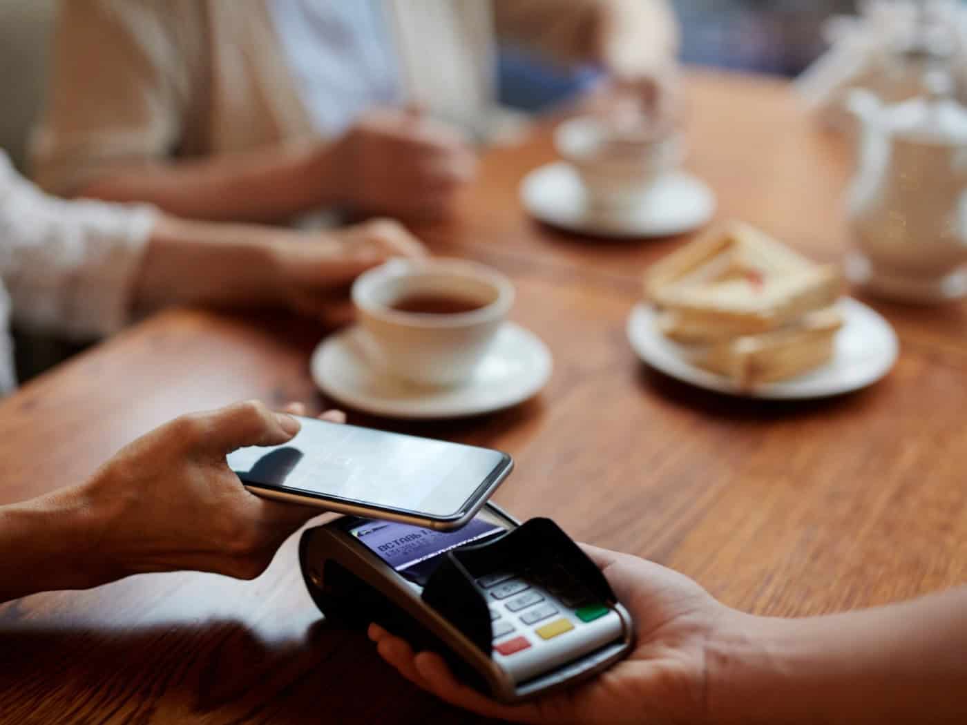 Kontaktloses Bezahlen per Smartphone – eine moderne und praktische Zahlungsmethode, die in Niedersachsen immer mehr zum Standard wird. / Foto: pressfoto auf freepik.com