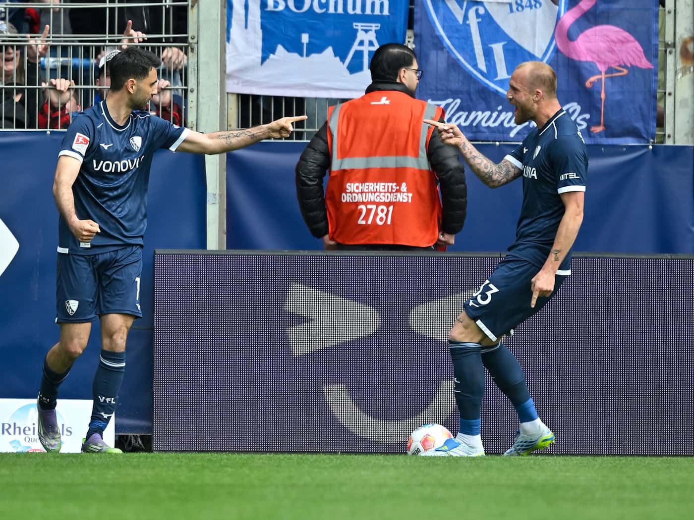 Zwei Ex-Braunschweiger jubeln für Bochum: Torschütze Gerrit Holtmann (l) und Stürmer Philipp Hofmann. / Foto: Ulrich Hufnagel/dpa