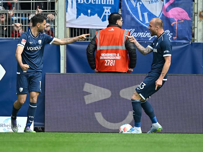 Zwei Ex-Braunschweiger jubeln für Bochum: Torschütze Gerrit Holtmann (l) und Stürmer Philipp Hofmann. / Foto: Ulrich Hufnagel/dpa