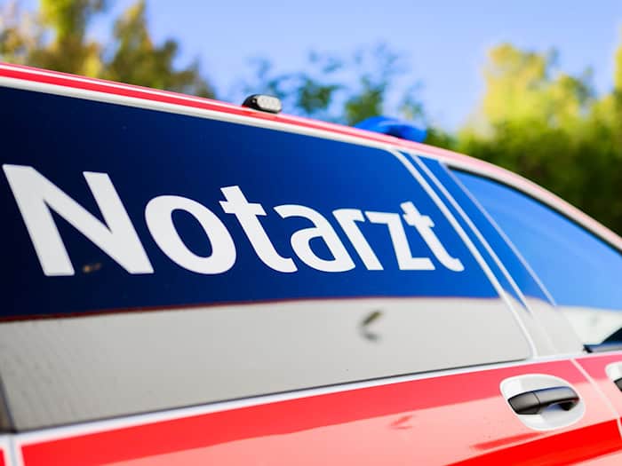 Die Jugendliche erlitt lebensgefährliche Verletzungen. Ein Rettungshubschrauber brachte sie in ein Krankenhaus. (Symbolbild) / Foto: Julian Stratenschulte/dpa