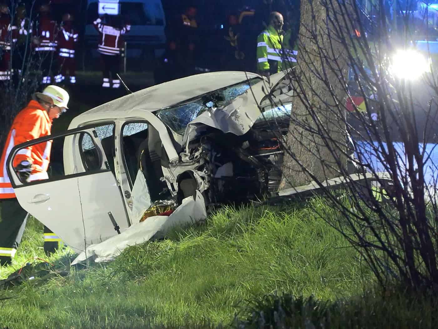 Ein 18-Jähriger ist bei einem Unfall ums Leben bekommen - vier weitere Menschen wurden schwer und lebensgefährlich verletzt. / Foto: Fabian Höfig/NEWS5/dpa