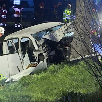 Ein 18-Jähriger ist bei einem Unfall ums Leben bekommen - vier weitere Menschen wurden schwer und lebensgefährlich verletzt. / Foto: Fabian Höfig/NEWS5/dpa