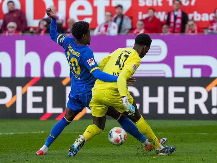 Braunschweigs Faride Alidou nimmt Kaiserslauterns Torwart Enis Kamga den Ball ab. / Foto: Marc Schüler/dpa