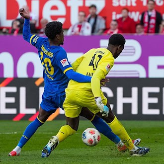 Braunschweigs Faride Alidou nimmt Kaiserslauterns Torwart Enis Kamga den Ball ab. / Foto: Marc Schüler/dpa