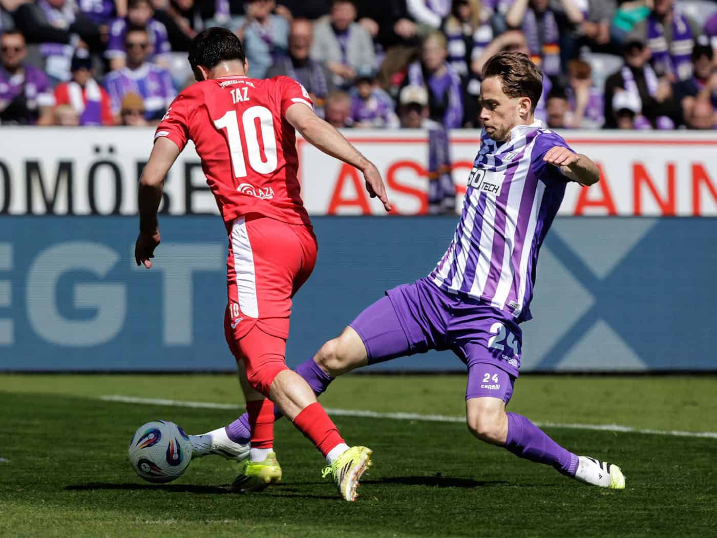 Osnabrücks Jannik Müller (r) verliert den Zweikampf vor dem Tor zum 0:1 gegen Verls Berkan Taz. / Foto: David Ebener/dpa