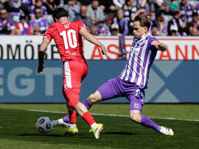 Osnabrücks Jannik Müller (r) verliert den Zweikampf vor dem Tor zum 0:1 gegen Verls Berkan Taz. / Foto: David Ebener/dpa