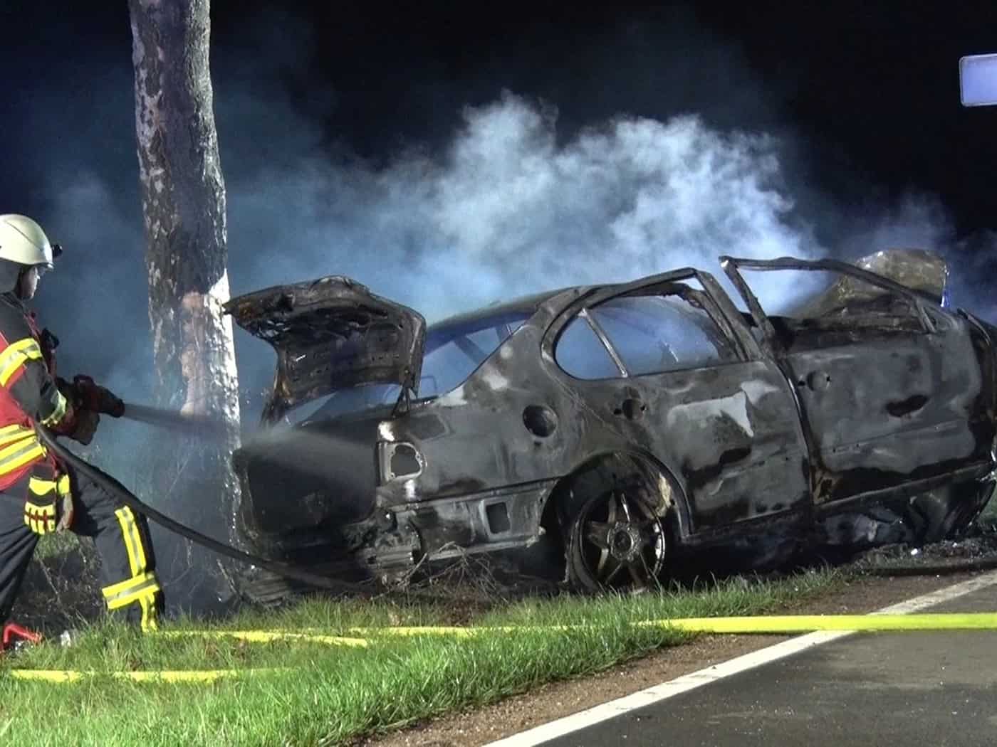 Feuerwehrleute löschen das Auto in der Nacht.  / Foto: Ulf Zurlutter/Nord-West-Media TV/dpa