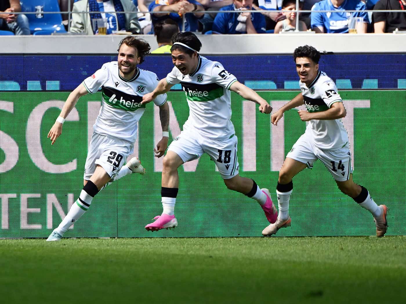 Hannover 96 jubelt in Karlsruhe. / Foto: Uli Deck/dpa