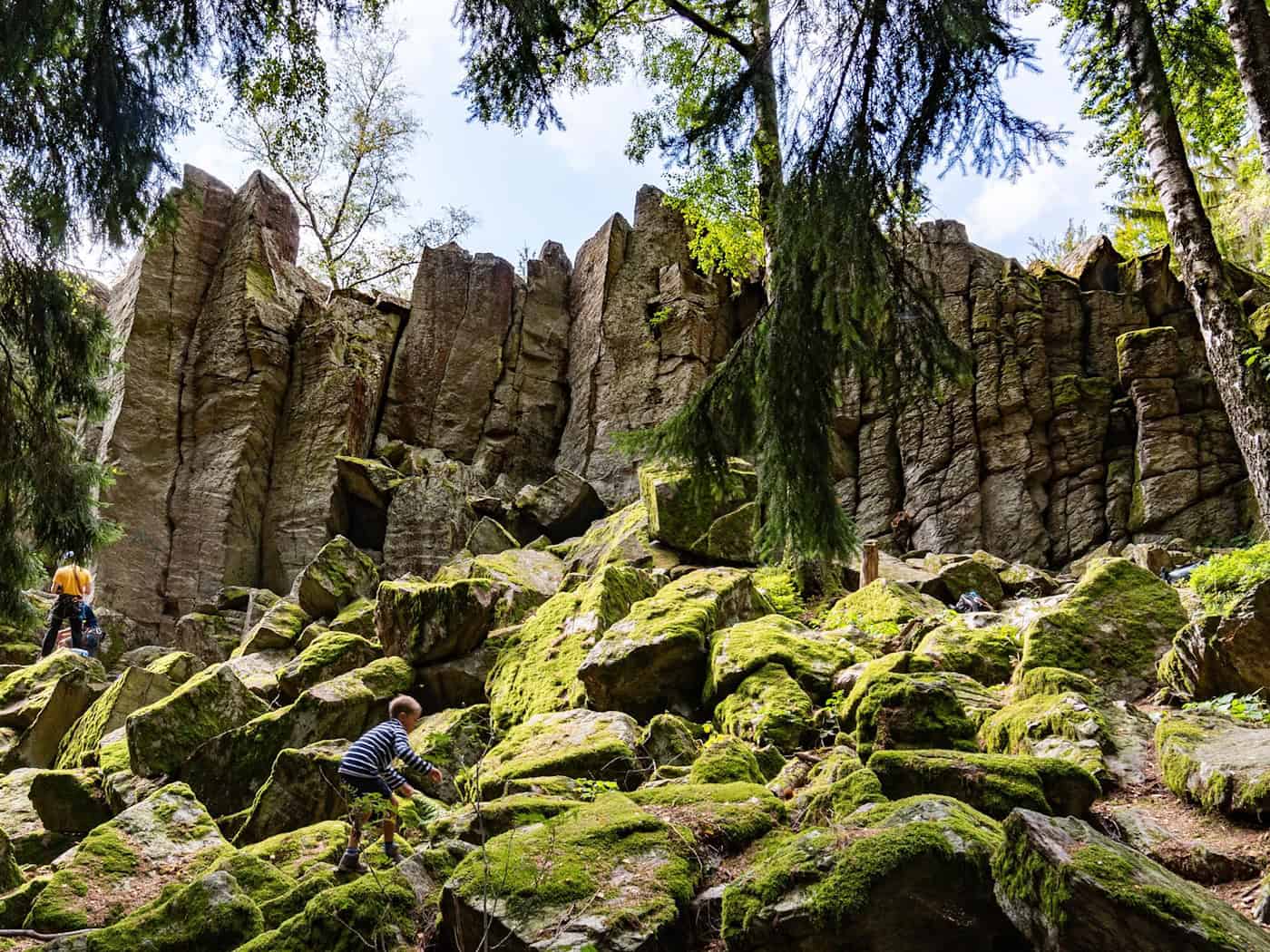 Beim Klettern an einer Steinwand in der Rhön stürzte ein 72-Jähriger ab. (Symbolbild) / Foto: Frank Rumpenhorst/dpa