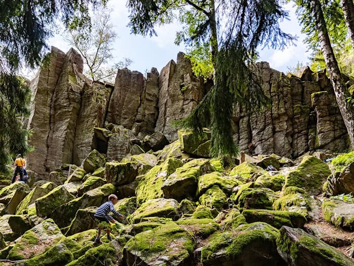 Beim Klettern an einer Steinwand in der Rhön stürzte ein 72-Jähriger ab. (Symbolbild) / Foto: Frank Rumpenhorst/dpa