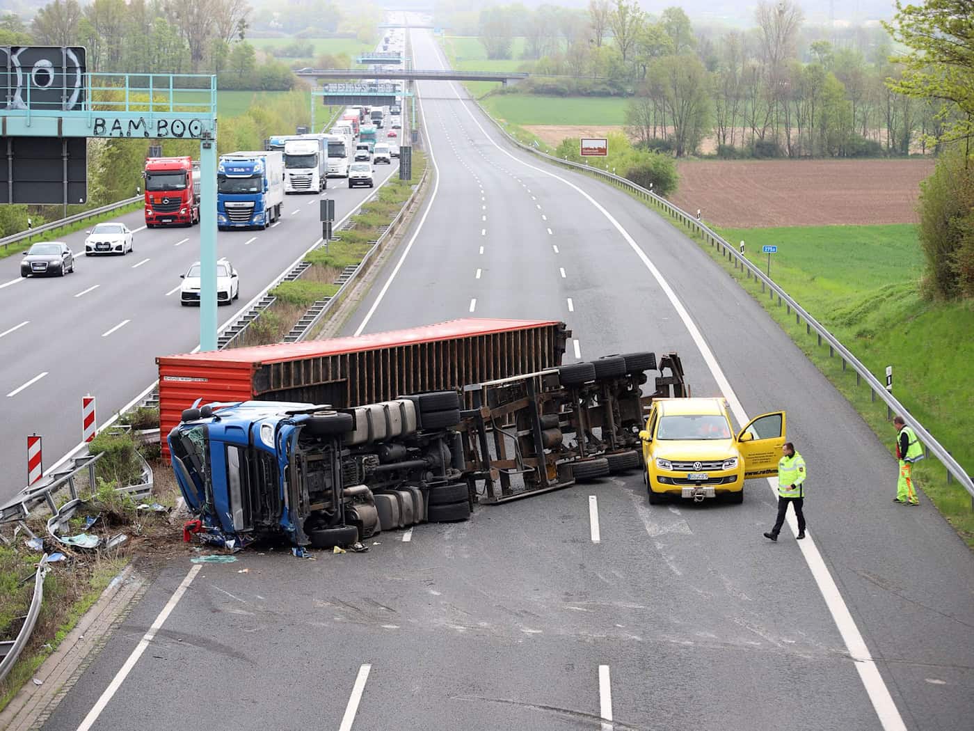 Die Autobahn in Richtung Norden wurde wegen des Lkw-Unfalls gesperrt.  / Foto: Stefan Rampfel/dpa