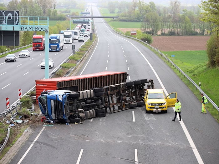 Die Autobahn in Richtung Norden wurde wegen des Lkw-Unfalls gesperrt.  / Foto: Stefan Rampfel/dpa