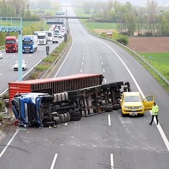 Die Autobahn in Richtung Norden wurde wegen des Lkw-Unfalls gesperrt.  / Foto: Stefan Rampfel/dpa