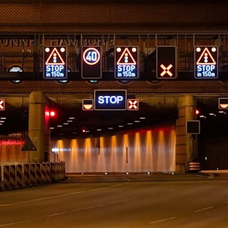 Seit Freitagabend ist die A7 und der Elbtunnel in Hamburg gesperrt, was sich auf den Verkehr am Wochenende ausübt. (Archiv) / Foto: Jonas Walzberg/dpa