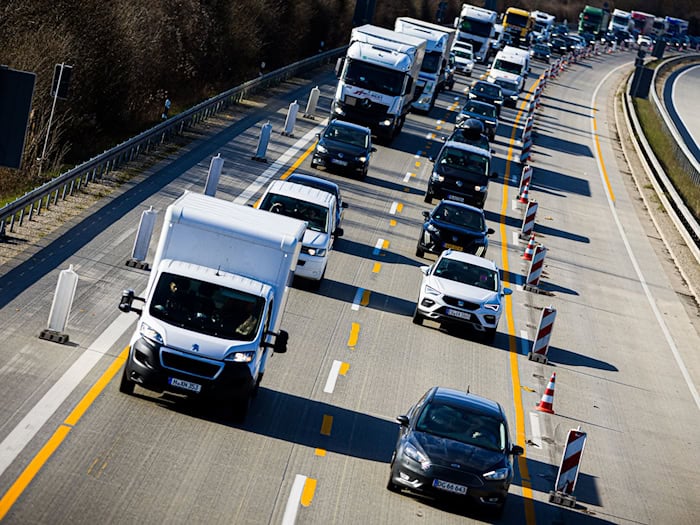 Vor allem in Baustellenbereichen kann es zum Ende der Osterferien in Niedersachsen und Bremen zu Staus kommen. (Symbolbild) / Foto: Moritz Frankenberg/dpa