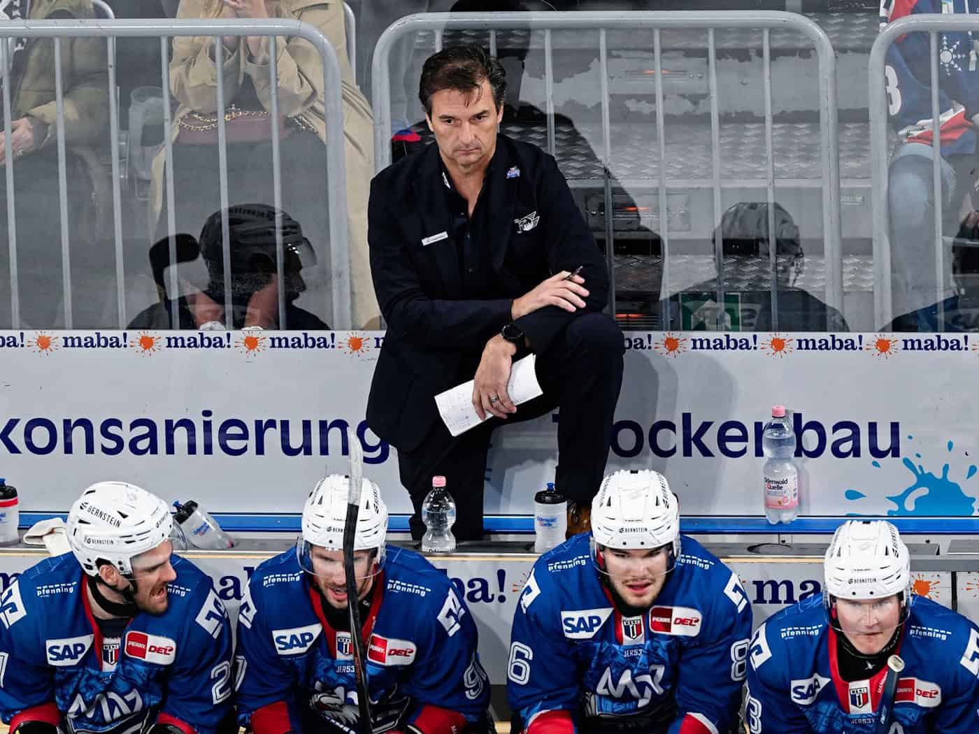 Adler-Trainer Eakins muss nun auf Stürmer O'Donnell verzichten. / Foto: Uwe Anspach/dpa