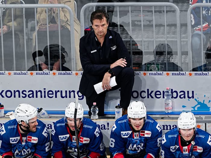 Adler-Trainer Eakins muss nun auf Stürmer O'Donnell verzichten. / Foto: Uwe Anspach/dpa