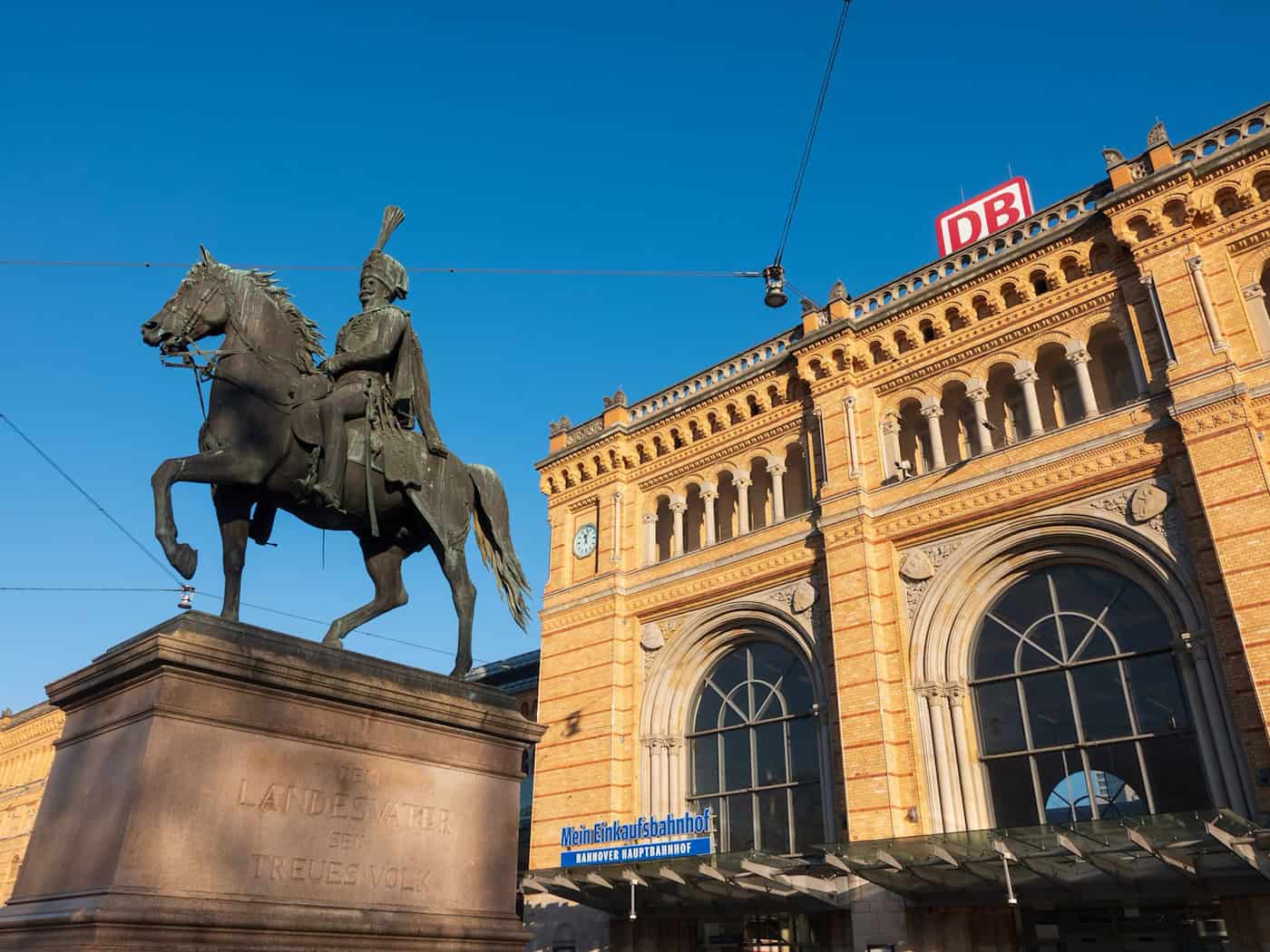 Am Hauptbahnhof Hannover gilt vom 1. Mai an ein Alkoholkonsumverbot. (Symbolbild) / Foto: Sarah Knorr/dpa