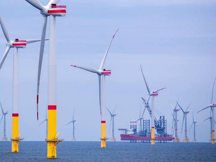 Nach einer Analyse schafft die Offshore-Windbranche rechnerisch rund 31.500 Vollzeitstellen in Deutschland. (Archivbild)  / Foto: Jens Büttner/dpa-Zentralbild/dpa