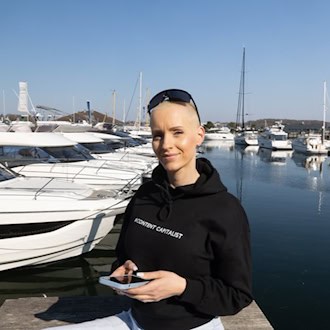 Steuerfahndung bei Influencern: Anike Ekina über Razzia, Vermögensarrest und Bürokratie / Bildrechte: Anike Ekina