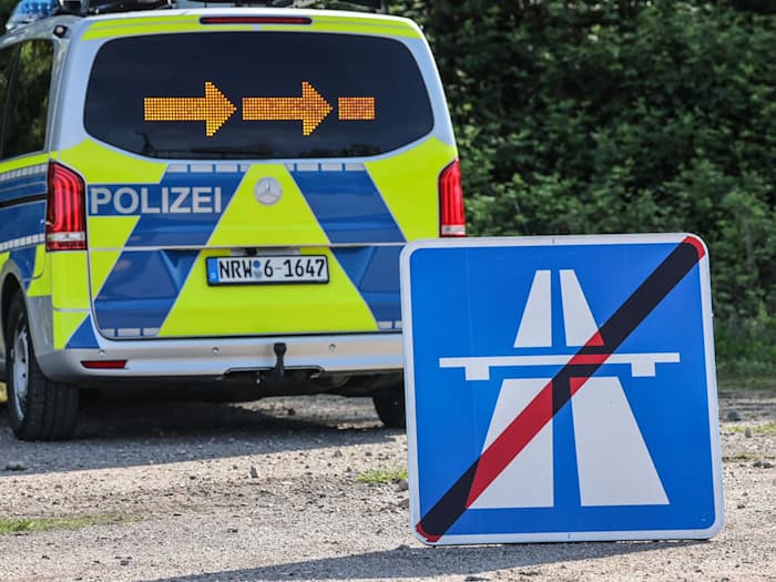 Die Autobahn 1 im Landkreis Oldenburg in Richtung Hamburg ist gesperrt. Grund ist der Brand eines Sattelaufliegers. (Symbolbild) / Foto: Oliver Berg/dpa