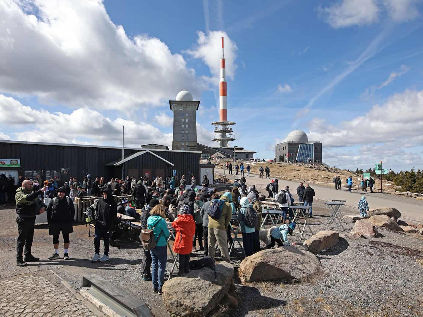 Zahlreiche Menschen stehen am Ostermontag auf dem Brocken. / Foto: Matthias Bein/dpa