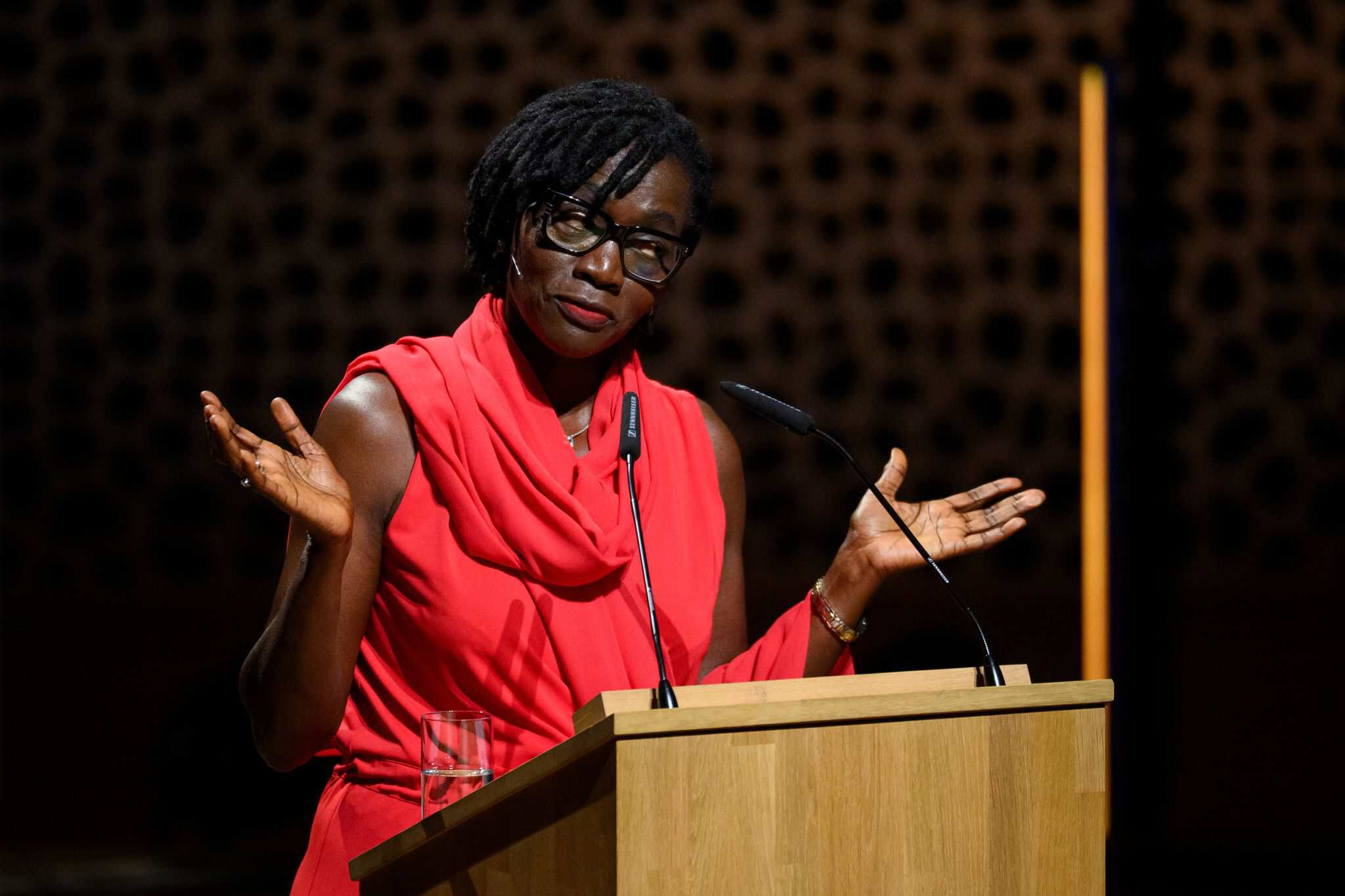 Auma Obama warnt auf Hannover Messe vor KI