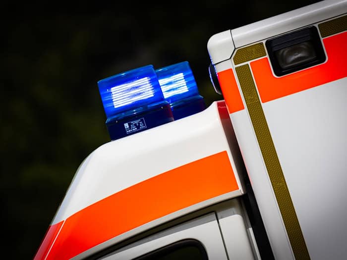 Rettungskräfte brachten die zwei Verletzten ins Krankenhaus. (Symbolbild) / Foto: Moritz Frankenberg/dpa