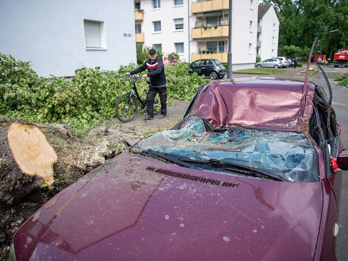 Die Gefahr von Unwetterschäden an Autos nimmt stetig zu. (Archivbild) / Foto: Lino Mirgeler/dpa