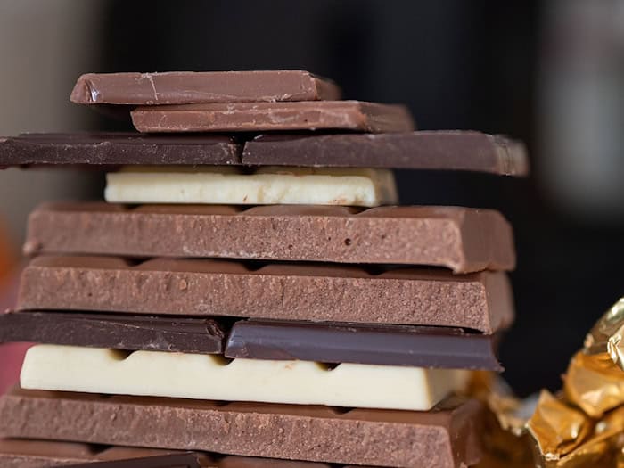 Die Polizei beschlagnahmte großen Mengen an Schokolade und weiterem Süßkram – und rätselt nun: War es Diebstahl? (Symbolbild) / Foto: Monika Skolimowska/dpa-Zentralbild/dpa