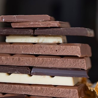 Die Polizei beschlagnahmte großen Mengen an Schokolade und weiterem Süßkram – und rätselt nun: War es Diebstahl? (Symbolbild) / Foto: Monika Skolimowska/dpa-Zentralbild/dpa