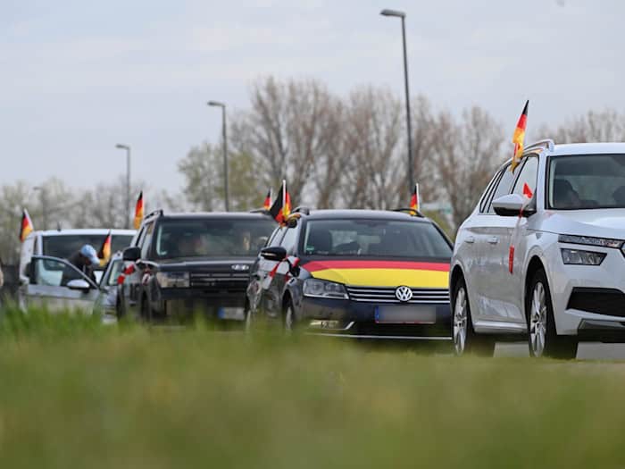 Bei der Abfahrt in Emden kamen etwa zwei Dutzend Fahrzeuge zusammen. / Foto: Lars Penning/dpa