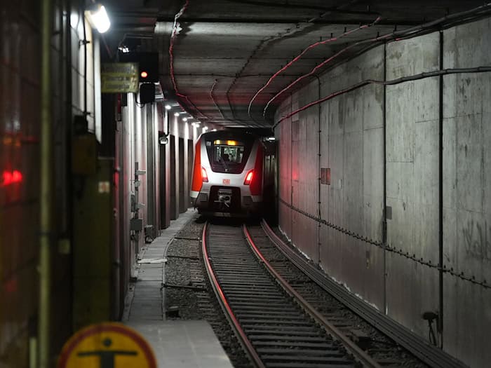 Während der geplanten Sperrung des Harburger S-Bahntunnels im Mai sollen die S-Bahnzüge zwischen Harburg und Neugraben oberirdisch fahren.  / Foto: Marcus Brandt/dpa