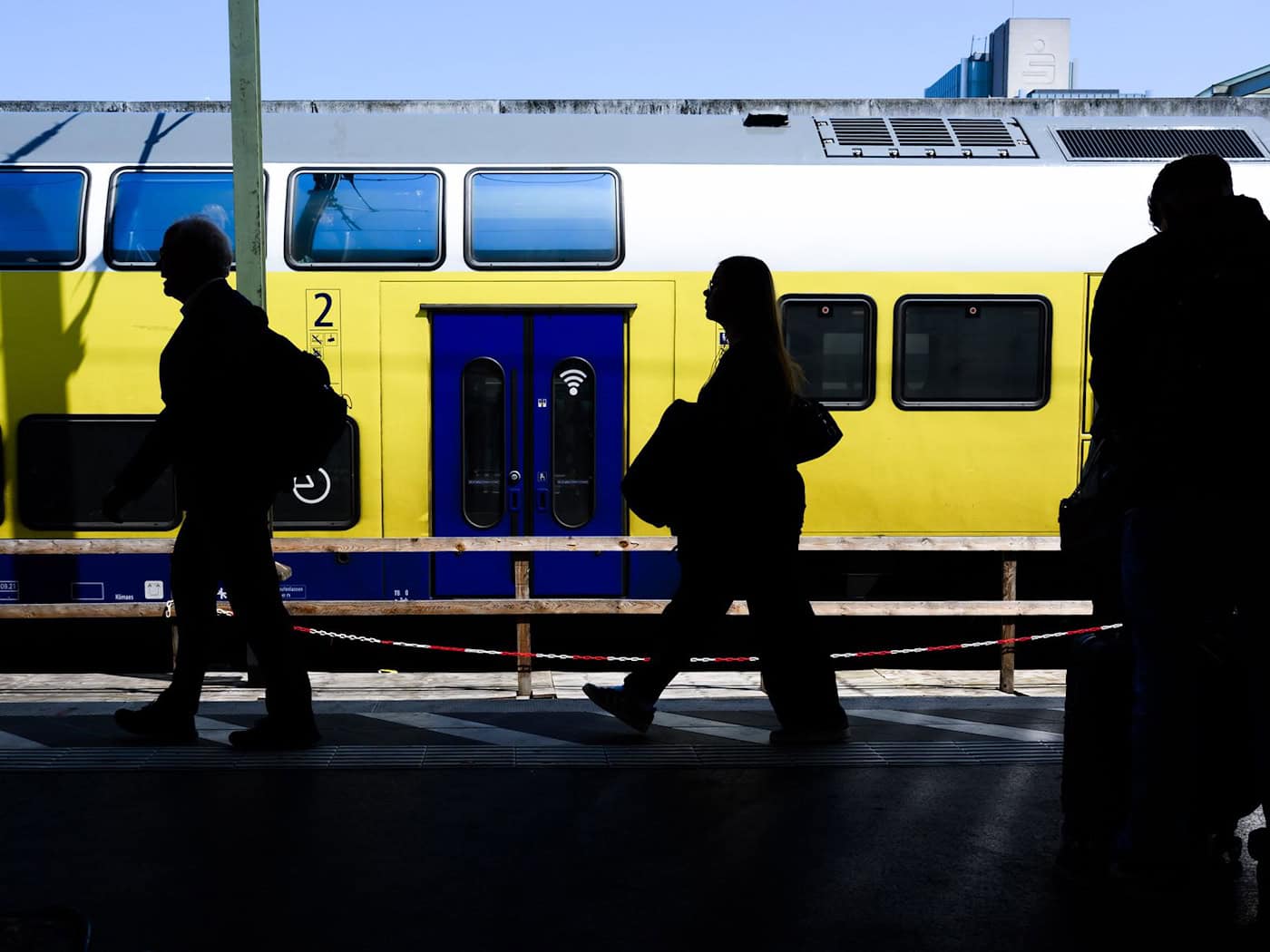 Wegen Bauarbeiten müssen sich Fahrgäste auf der Strecke Hamburg–Hannover ab Mai auf Einschränkungen einstellen. (Symbolbild)  / Foto: Julian Stratenschulte/dpa