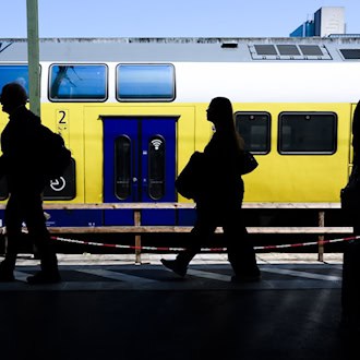 Wegen Bauarbeiten müssen sich Fahrgäste auf der Strecke Hamburg–Hannover ab Mai auf Einschränkungen einstellen. (Symbolbild)  / Foto: Julian Stratenschulte/dpa