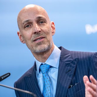 BDI-Präsident Peter Leibinger warnt: «Wir sind als Standort nicht mehr wettbewerbsfähig.» (Archivbild) / Foto: Michael Kappeler/dpa