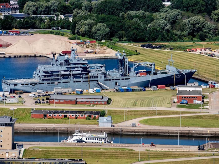 In Wilhelmshaven ist bislang der einzige deutsche Marinehafen an der Nordseeküste. (Archivbild) / Foto: Hauke-Christian Dittrich/dpa