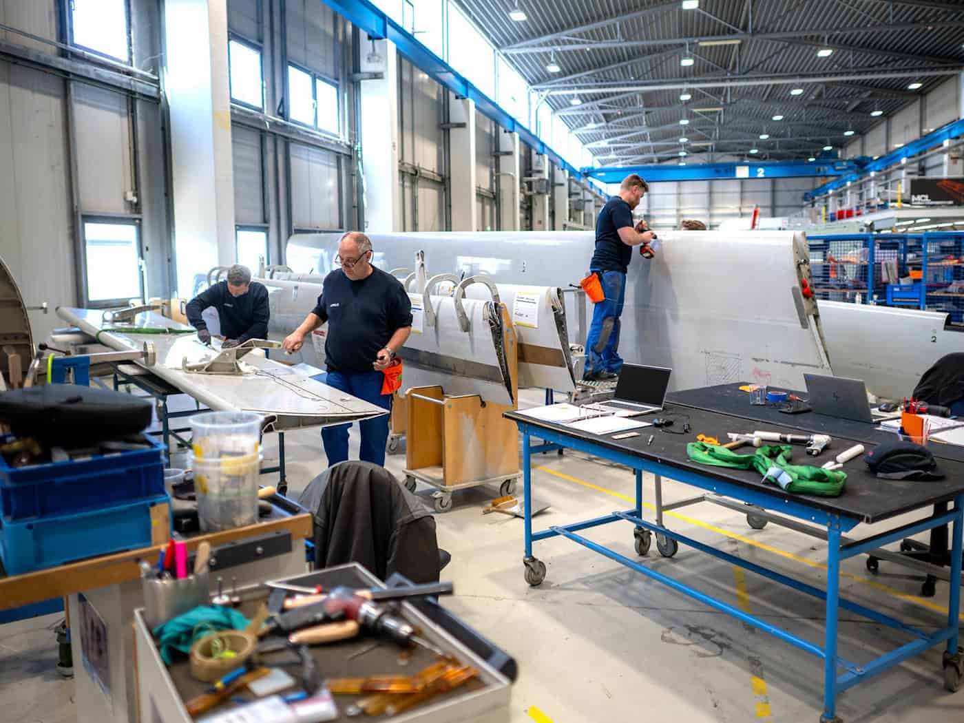 In einer Werkstatt nahe Bremen werden Flugzeugteile aus ganz Europa repariert. / Foto: Sina Schuldt/dpa